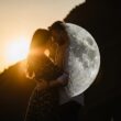 Ce qui se passe vraiment quand le Soleil de l'un tombe sur la Lune de l'autre en couple